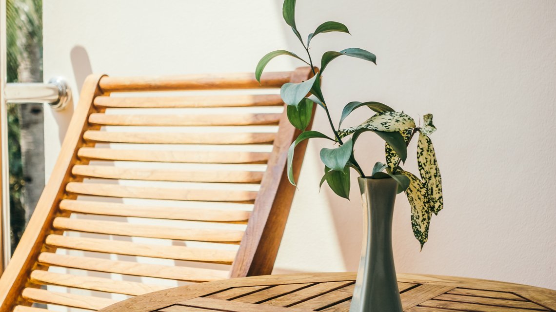 Drewniany stolik z zielonym wazonem